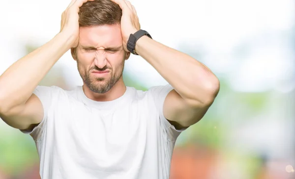 Hombre Guapo Con Camiseta Blanca Casual Que Sufre Dolor Cabeza — Foto de Stock