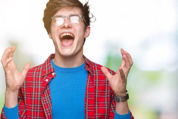 Jovem Estudante Bonito Vestindo Óculos Sobre Fundo Isolado Celebrando Louco — Fotografia de Stock