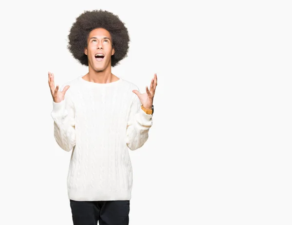 Молодий Афроамериканець Людина Афро Волосся Носити Зимовий Светр Crazy Mad — стокове фото