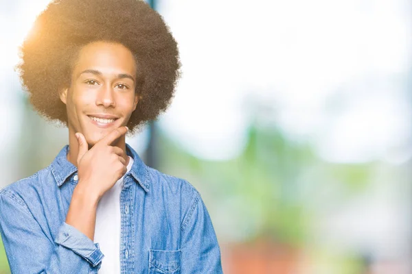 Unga Afroamerikanska Man Med Afro Hår Ser Självsäker Kameran Med — Stockfoto