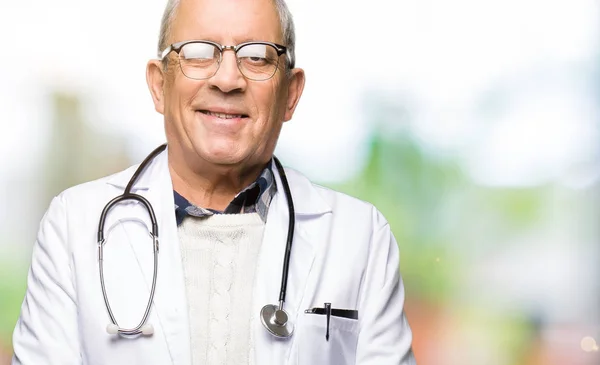 Красивий Старший Лікар Медичному Пальто Щасливою Холодною Посмішкою Обличчі Щаслива — стокове фото