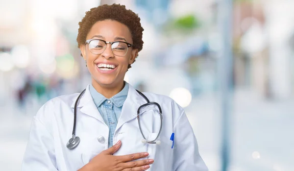 Junge Afrikanisch Amerikanische Ärztin Medizinischem Mantel Über Isoliertem Hintergrund Lächelnd — Stockfoto