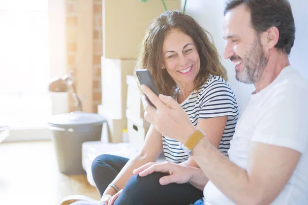 Orta yaş Senior romantik çift içinde aşk oturma üzerinde the Apartme — Stok fotoğraf