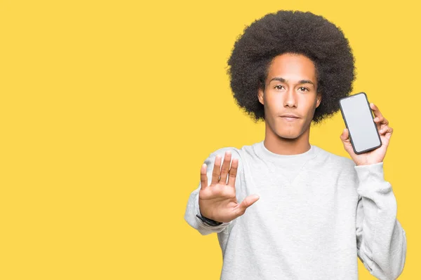 Americký Mladík Afro Vlasy Zobrazení Smartphone Obrazovky Otevřít Rukou Dělá — Stock fotografie