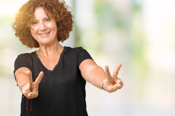 Hermosa Mujer Mediana Edad Ager Sobre Fondo Aislado Sonriendo Mirando —  Fotos de Stock