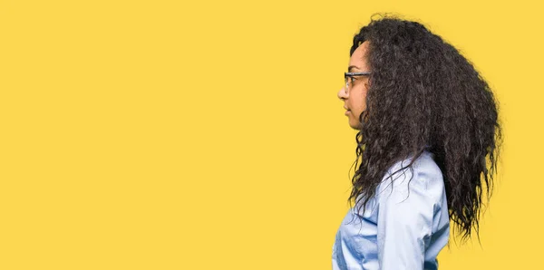 Menina Negócios Bonita Nova Com Cabelo Encaracolado Usando Óculos Olhando — Fotografia de Stock