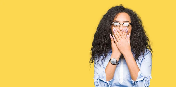 Jonge Mooie Zakelijke Meisje Met Krullend Haar Bril Geschokt Mond — Stockfoto