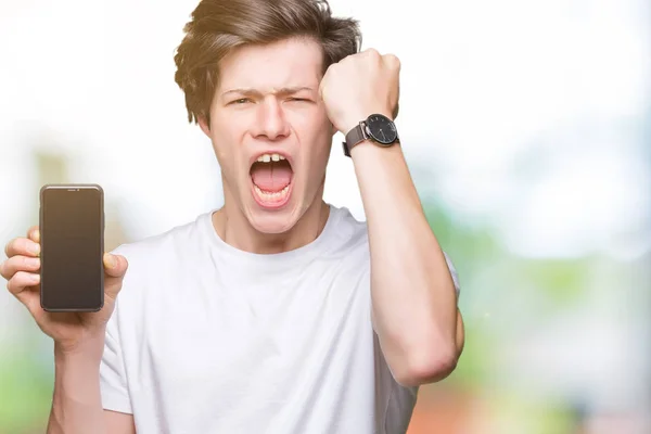 孤立した背景の上にスマートフォンの画面を示す若い男は 怒りで怒り 狂気と叫び声で怒りとイライラし 怒りの概念 — ストック写真