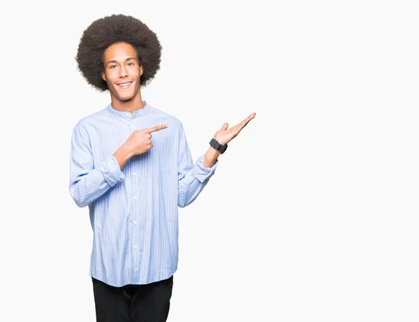 非洲头发的非洲裔美国男子惊讶和微笑的镜头 而呈现与手和手指指着 — 图库照片