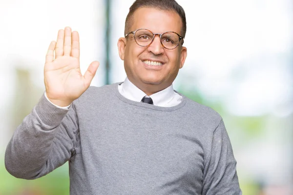 中年街头阿拉伯男子戴眼镜在孤立的背景豁免说你好快乐和微笑 友好的欢迎手势 — 图库照片