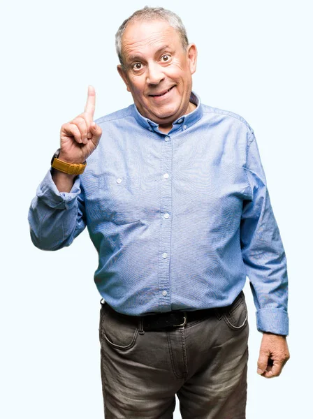 Yakışıklı Senior Businesss adam şık gömlek giyen başarılı bir fikir ile parmak işaret. Çıkıldı ve mutlu. Bir numara.