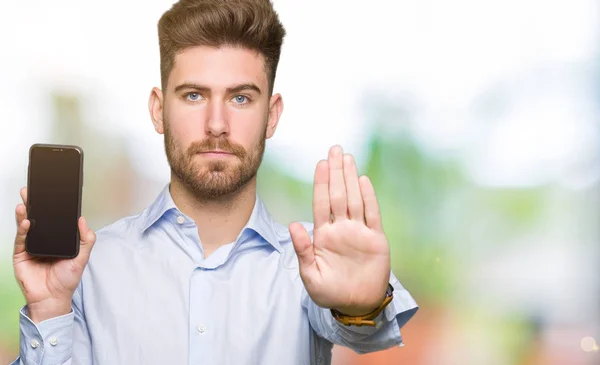 Giovane Bel Business Uomo Mostrando Schermo Smartphone Con Mano Aperta — Foto Stock