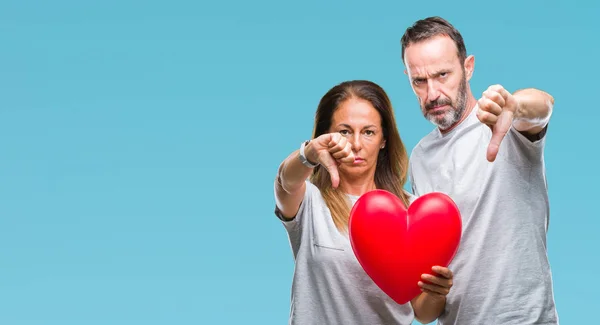 Pareja Informal Hispana Mediana Edad Enamorada Sosteniendo Corazón Rojo Sobre — Foto de Stock