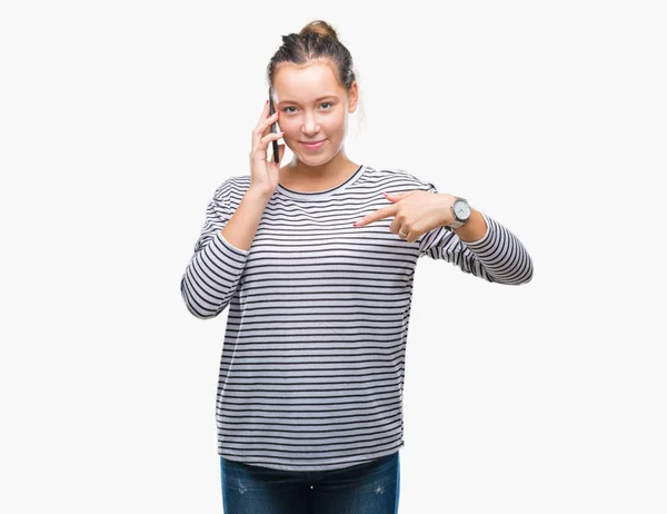 Joven Hermosa Mujer Caucásica Hablando Teléfono Inteligente Sobre Fondo Aislado —  Fotos de Stock