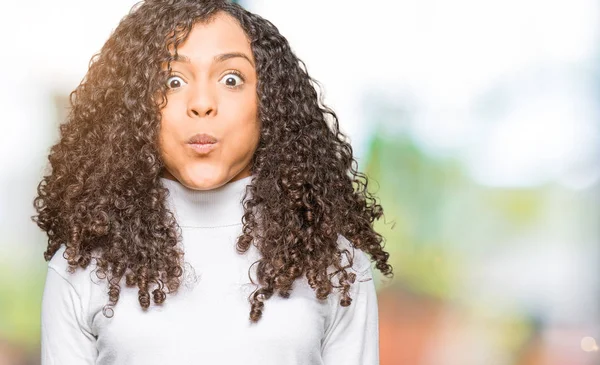 Jeune Belle Femme Aux Cheveux Bouclés Portant Pull Col Roulé — Photo