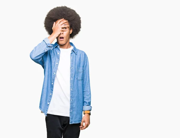 Jovem Afro Americano Com Cabelo Afro Espreitando Choque Cobrindo Rosto — Fotografia de Stock