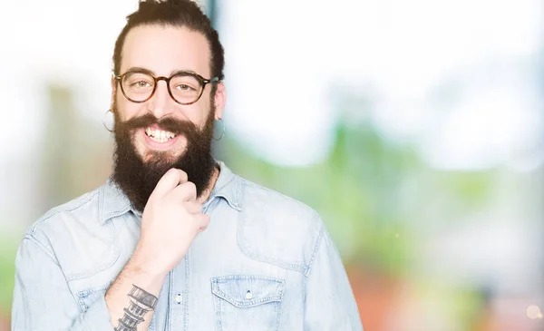 Joven Hombre Hipster Con Pelo Largo Barba Con Gafas Que — Foto de Stock