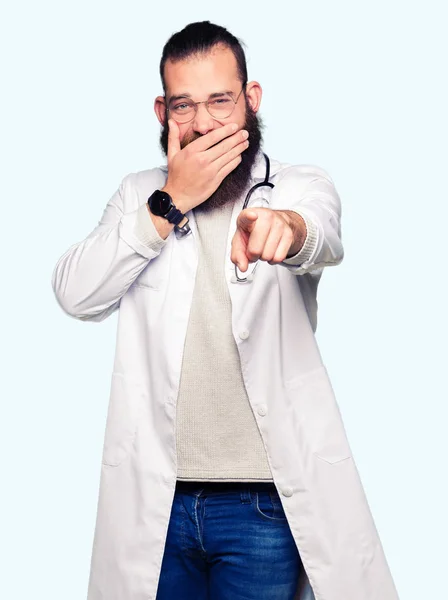 Jonge Blonde Dokter Man Met Baard Dragen Medische Jas Lachend — Stockfoto