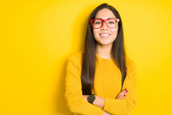 Schöne Brünette Frau Mit Roter Brille Über Gelbem Isoliertem Hintergrund — Stockfoto