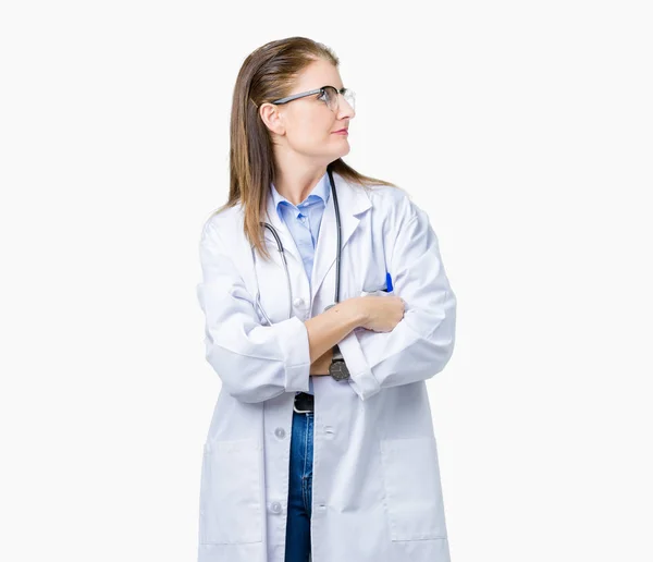 Średnim Wieku Lekarz Dorosła Kobieta Sobie Płaszcz Medyczny Białym Tle — Zdjęcie stockowe