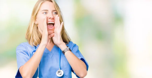 Schöne Junge Ärztin Trägt Medizinische Uniform Über Isoliertem Hintergrund Schreit — Stockfoto