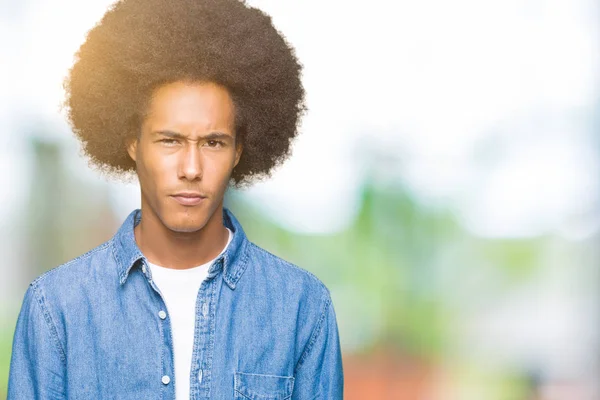 Junger Afrikanisch Amerikanischer Mann Mit Afro Haaren Skeptisch Und Nervös — Stockfoto