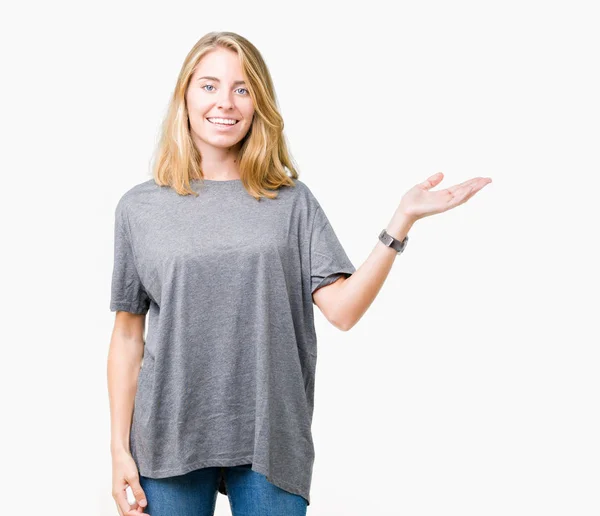 Hermosa Mujer Joven Con Una Camiseta Casual Gran Tamaño Sobre —  Fotos de Stock