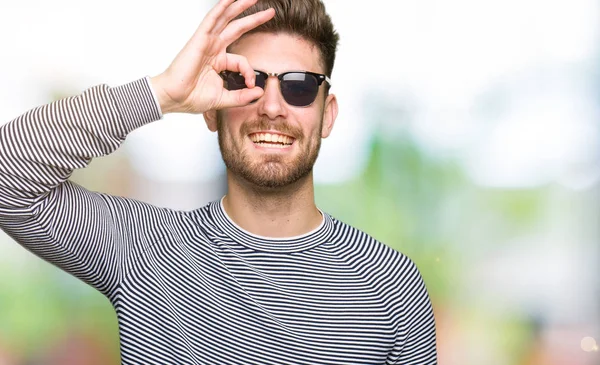 Jonge Knappe Man Dragen Zonnebril Doen Gebaar Met Hand Glimlachen — Stockfoto