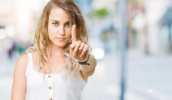 Schöne Junge Blonde Frau Über Isoliertem Hintergrund Mit Erhobenem Finger — Stockfoto