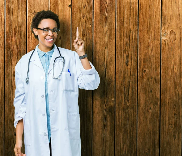 Fiatal Afro Amerikai Orvos Visel Orvosi Kabát Fölött Elszigetelt Háttér — Stock Fotó