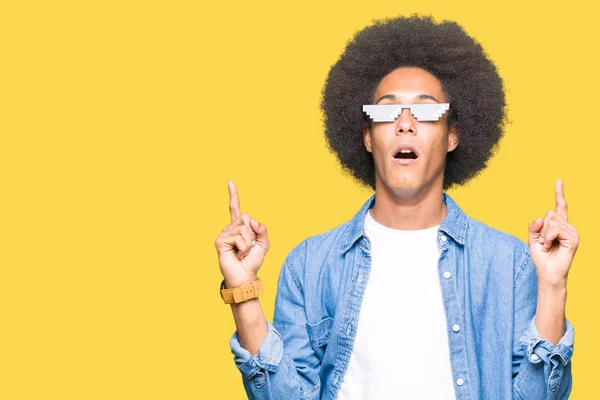 Giovane Uomo Afro Americano Con Capelli Afro Indossando Occhiali Vita — Foto Stock