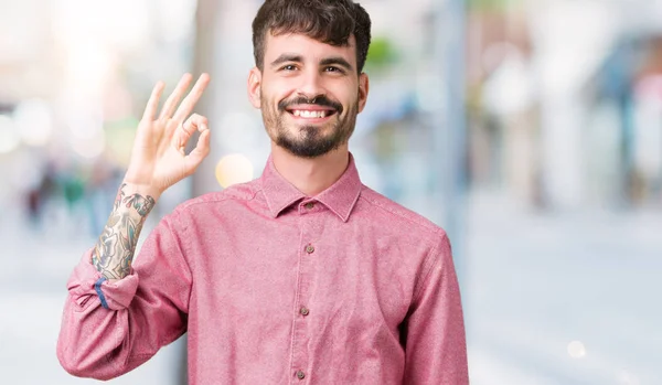Joven Hombre Guapo Con Camisa Rosa Sobre Fondo Aislado Sonriendo —  Fotos de Stock
