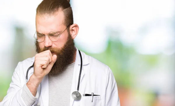 Joven Médico Rubio Con Barba Que Usa Abrigo Médico Sintiéndose — Foto de Stock