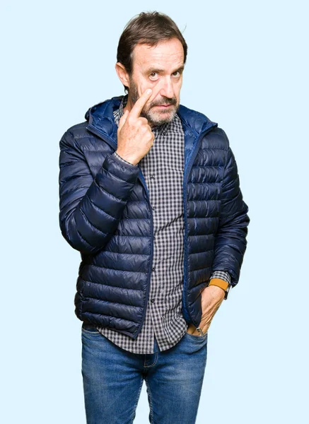 Orta Yaş Yakışıklı Adam Giyen Kış Ceket Işaretleme Göz Izlerken — Stok fotoğraf
