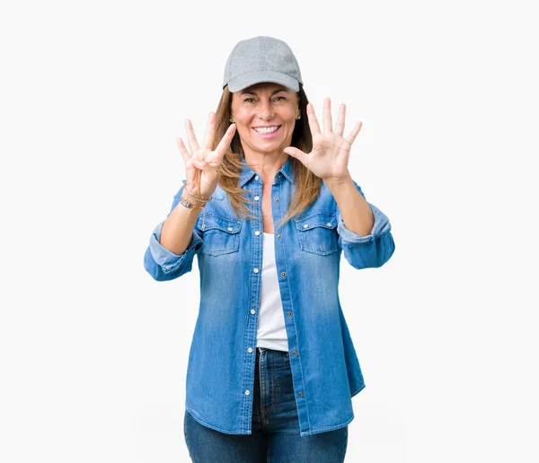 여자에 스포츠 모자를 자신감과 손가락으로 가리키는 — 스톡 사진