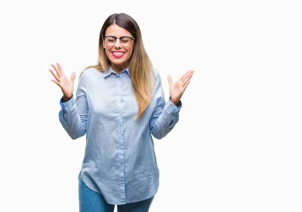 Joven Mujer Negocios Hermosa Con Gafas Sobre Fondo Aislado Celebrando —  Fotos de Stock