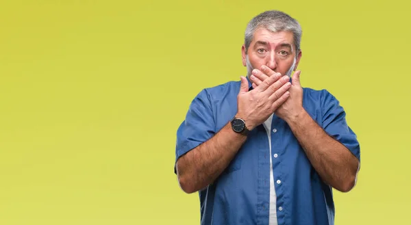 Stilig Senior Man Över Isolerade Bakgrund Chockad Som Täcker Munnen — Stockfoto