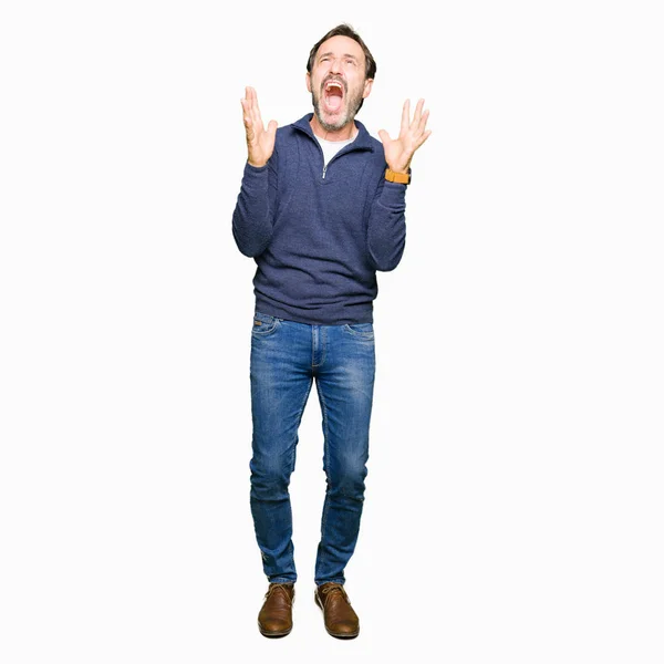 Średnim Wieku Swetrze Szalony Szalony Krzycząc Krzycząc Agresywne Wypowiedzi Rękoma — Zdjęcie stockowe