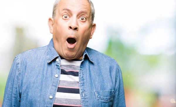 Schöner Älterer Mann Jeansjacke Ängstlich Und Schockiert Mit Überraschendem Gesichtsausdruck — Stockfoto