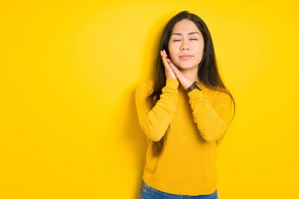 Mooie Brunette Vrouw Gele Geïsoleerde Achtergrond Slapen Moe Dromen Poseren — Stockfoto