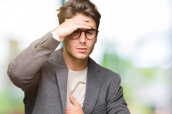Młody Biznesmen Okularach Białym Tle Dotykając Czołem Choroby Gorączka Grypy — Zdjęcie stockowe