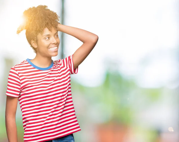 Hermosa Joven Afroamericana Mujer Sobre Fondo Aislado Sonriendo Con Confianza — Foto de Stock