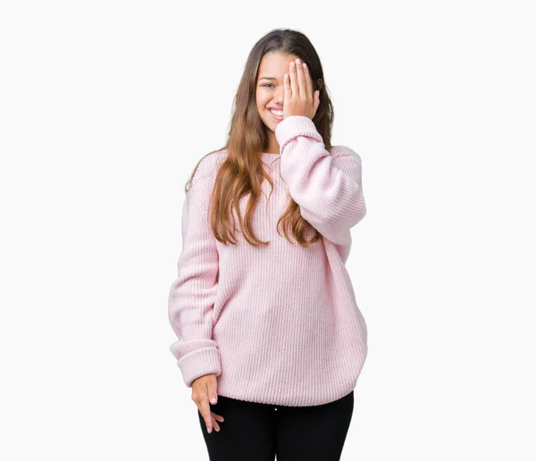 Giovane Bella Donna Bruna Indossa Maglione Invernale Rosa Sfondo Isolato — Foto Stock