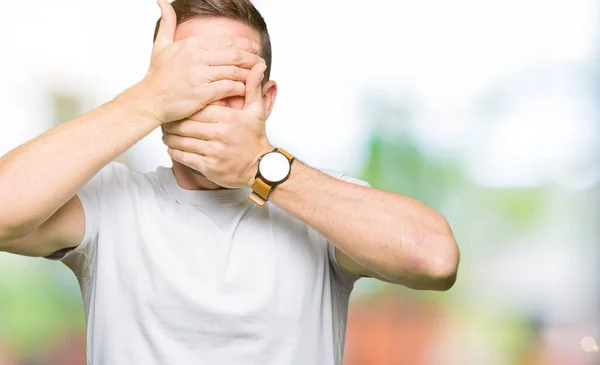 Hombre Guapo Con Camiseta Blanca Casual Cubriendo Los Ojos Boca — Foto de Stock