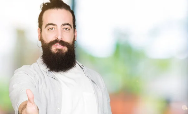 Joven Con Pelo Largo Barba Pendientes Sonriente Amable Ofreciendo Apretón —  Fotos de Stock