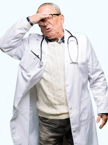 Stilig Senior Doktor Man Klädd Medicinsk Coat Lukta Något Illaluktande — Stockfoto