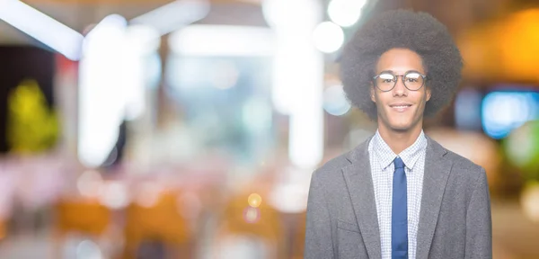 幸せとクールな笑顔で眼鏡を顔にアフロの髪を持つ男で若いアフリカ系アメリカ人ビジネス 幸運な人 — ストック写真