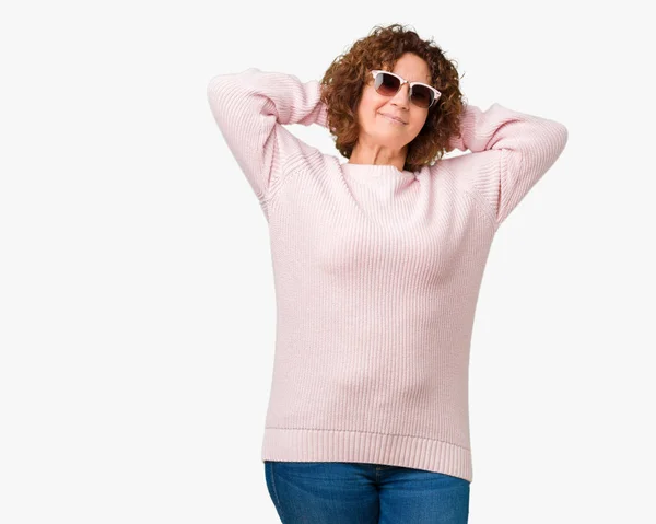 Schöne Seniorin Mittleren Alters Rosa Pullover Und Sonnenbrille Über Isoliertem — Stockfoto