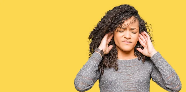 Joven Hermosa Mujer Con Pelo Rizado Usando Suéter Gris Cubriendo —  Fotos de Stock