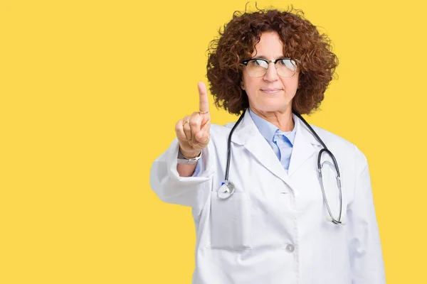 Środkowy Ager Starszy Lekarz Kobieta Białym Tle Wskazując Palcem Górę — Zdjęcie stockowe